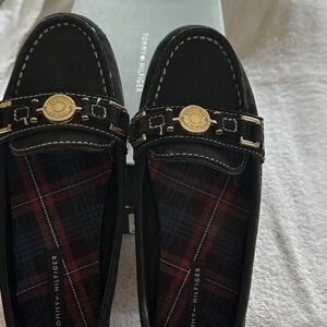 Tommy Hilfiger Women’s Black Nubuck Liafers w Gold Logo, Leather uppers Size 6.5